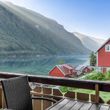 Cabin Alongside The Beautiful Fjaerlandsfjord ภายนอก รูปภาพ
