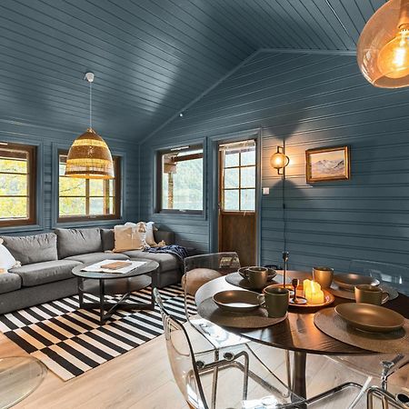 Cabin Alongside The Beautiful Fjaerlandsfjord ภายนอก รูปภาพ