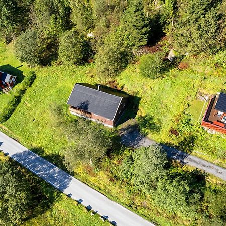 Cabin Alongside The Beautiful Fjaerlandsfjord ภายนอก รูปภาพ