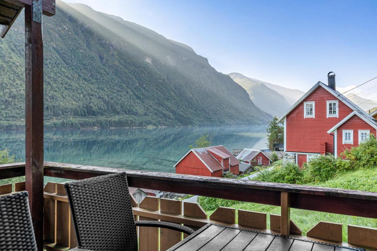 Cabin Alongside The Beautiful Fjaerlandsfjord ภายนอก รูปภาพ