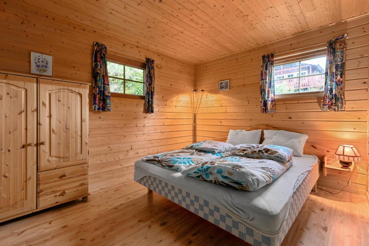 Cabin Alongside The Beautiful Fjaerlandsfjord ภายนอก รูปภาพ