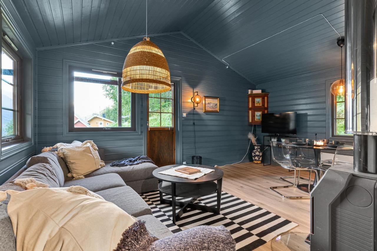 Cabin Alongside The Beautiful Fjaerlandsfjord ภายนอก รูปภาพ
