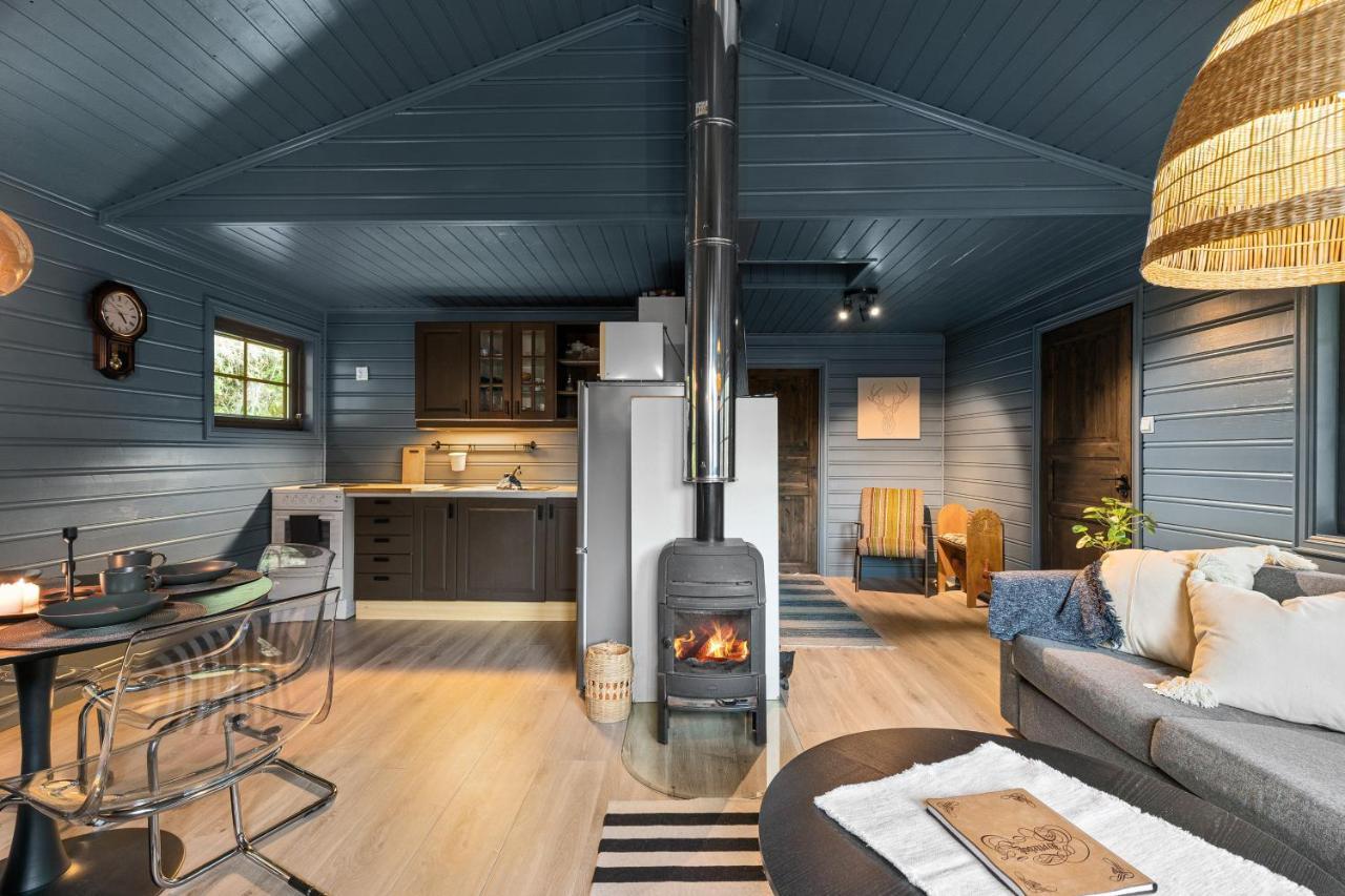 Cabin Alongside The Beautiful Fjaerlandsfjord ภายนอก รูปภาพ