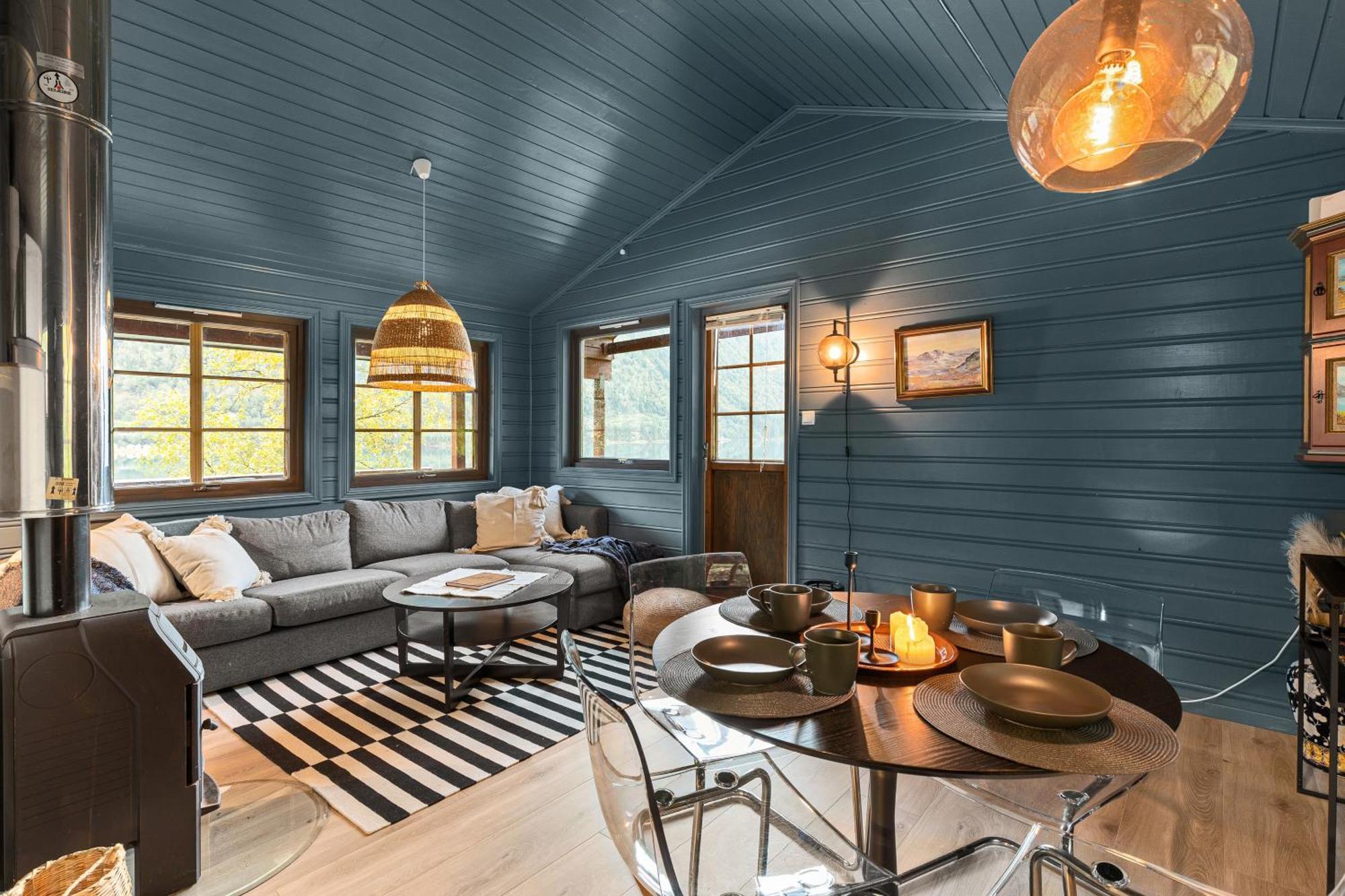 Cabin Alongside The Beautiful Fjaerlandsfjord ภายนอก รูปภาพ