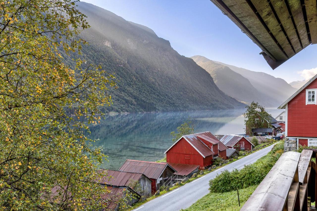 Cabin Alongside The Beautiful Fjaerlandsfjord ภายนอก รูปภาพ