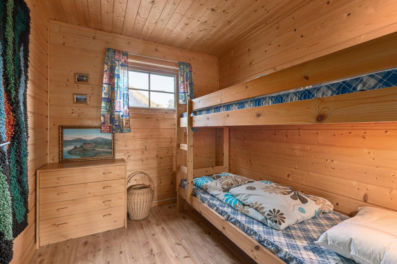 Cabin Alongside The Beautiful Fjaerlandsfjord ภายนอก รูปภาพ