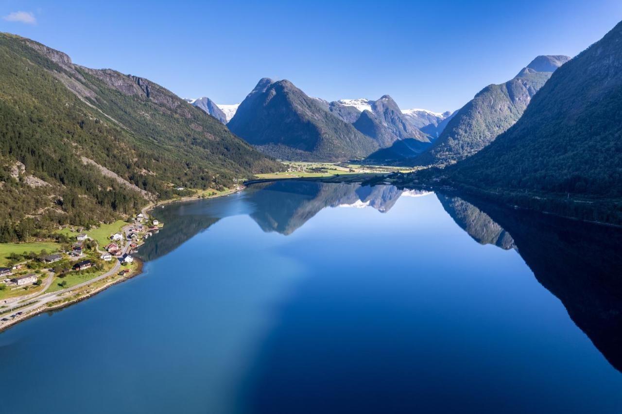 Cabin Alongside The Beautiful Fjaerlandsfjord ภายนอก รูปภาพ