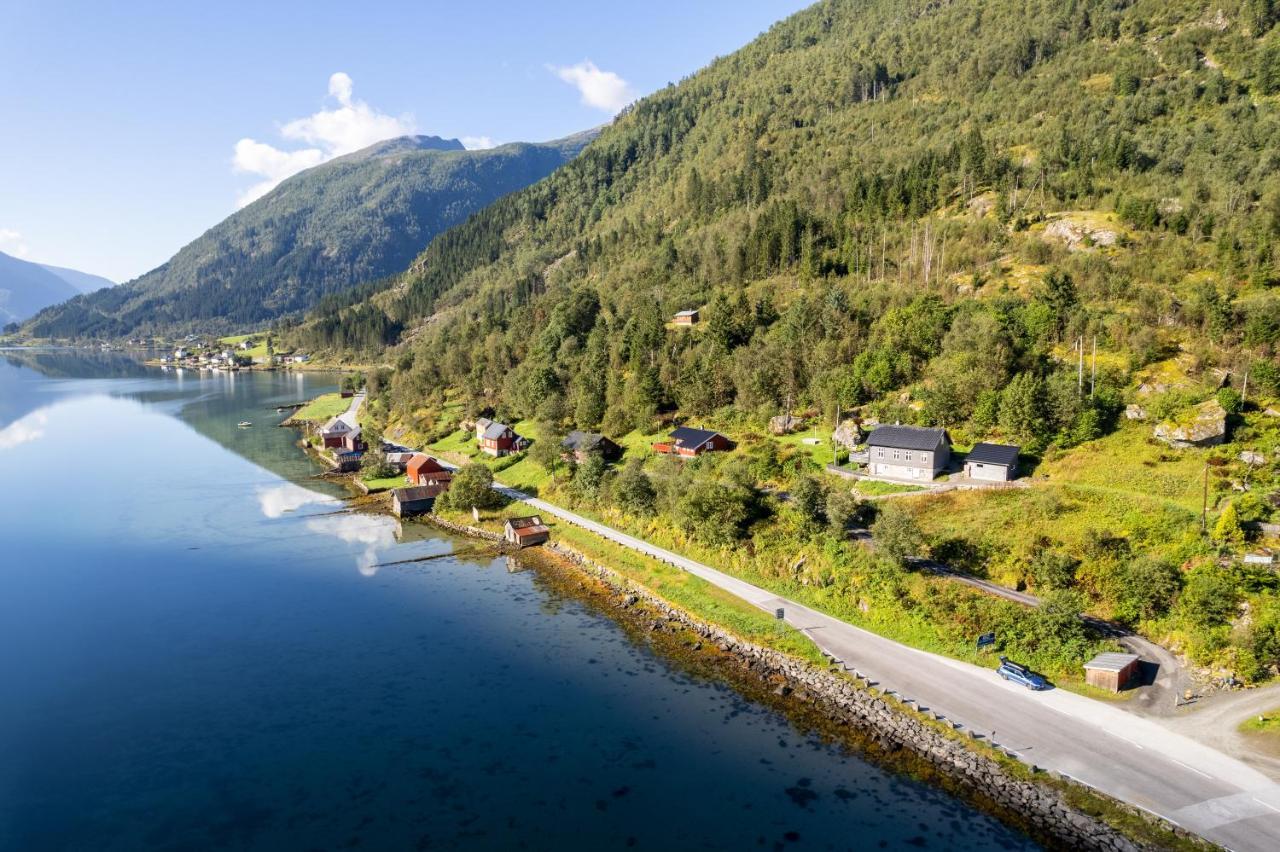 Cabin Alongside The Beautiful Fjaerlandsfjord ภายนอก รูปภาพ