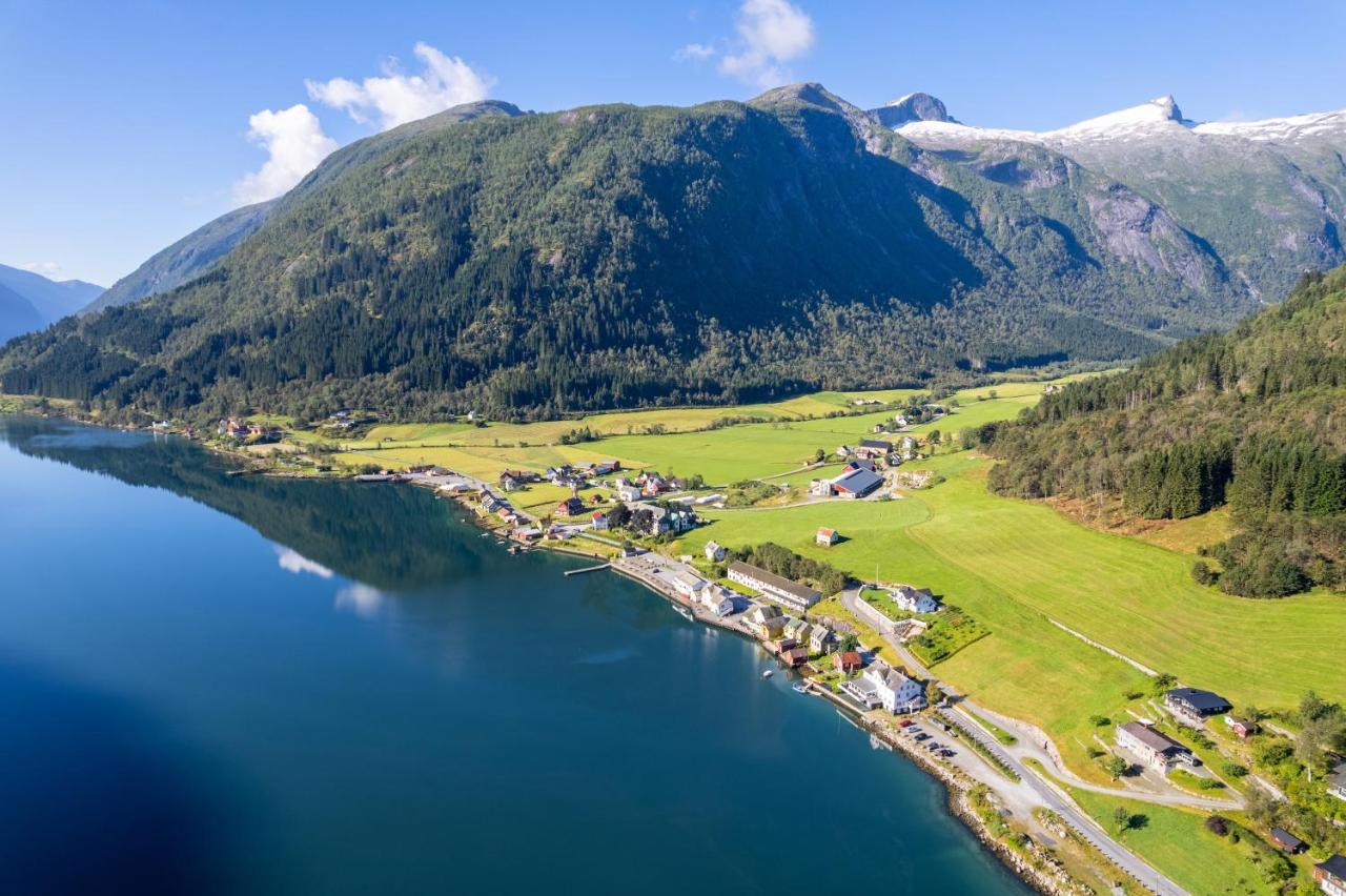 Cabin Alongside The Beautiful Fjaerlandsfjord ภายนอก รูปภาพ