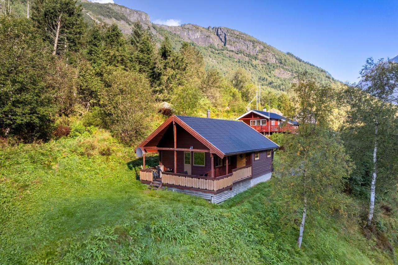Cabin Alongside The Beautiful Fjaerlandsfjord ภายนอก รูปภาพ