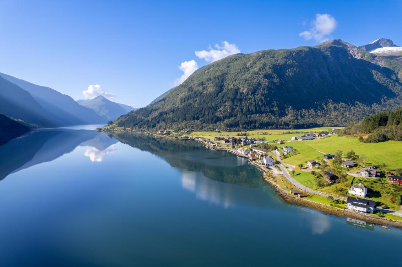 Cabin Alongside The Beautiful Fjaerlandsfjord ภายนอก รูปภาพ