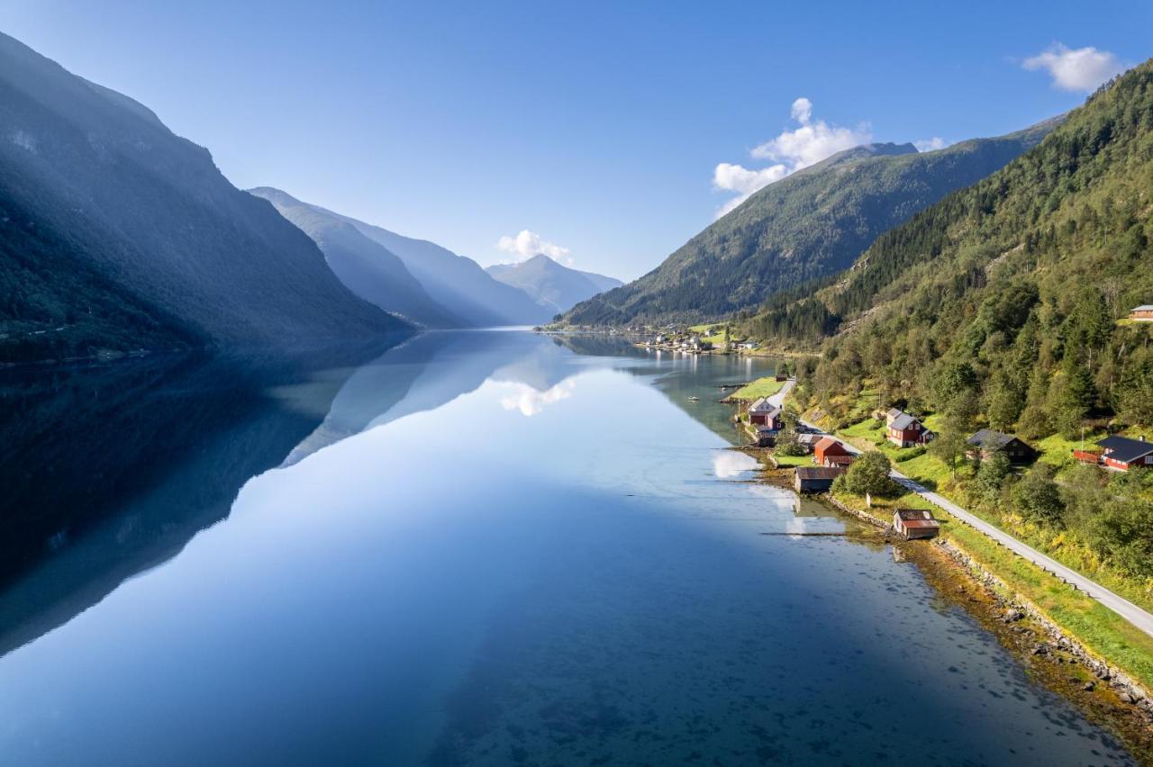Cabin Alongside The Beautiful Fjaerlandsfjord ภายนอก รูปภาพ