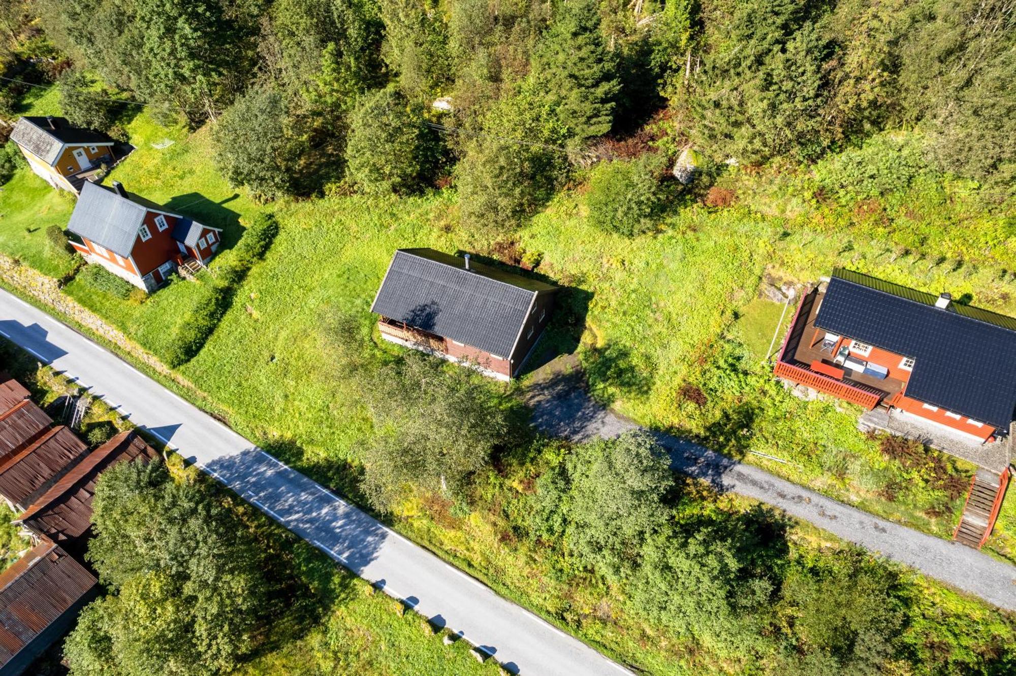 Cabin Alongside The Beautiful Fjaerlandsfjord ภายนอก รูปภาพ