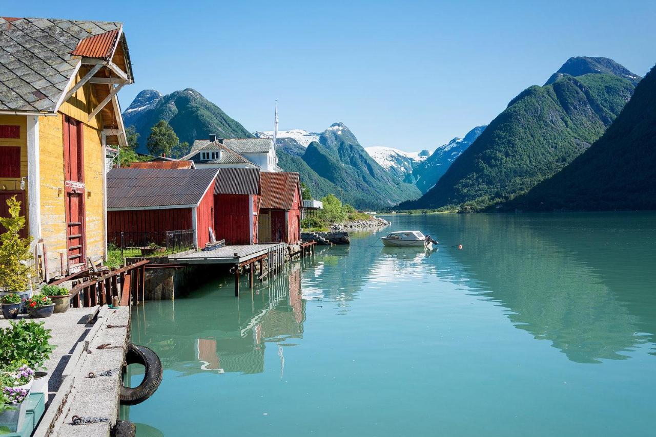 Cabin Alongside The Beautiful Fjaerlandsfjord ภายนอก รูปภาพ