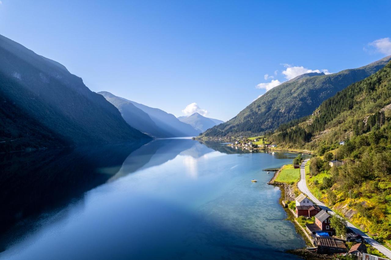 Cabin Alongside The Beautiful Fjaerlandsfjord ภายนอก รูปภาพ