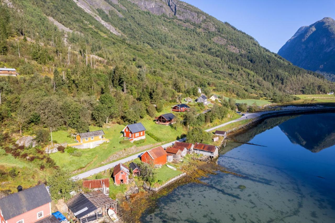 Cabin Alongside The Beautiful Fjaerlandsfjord ภายนอก รูปภาพ